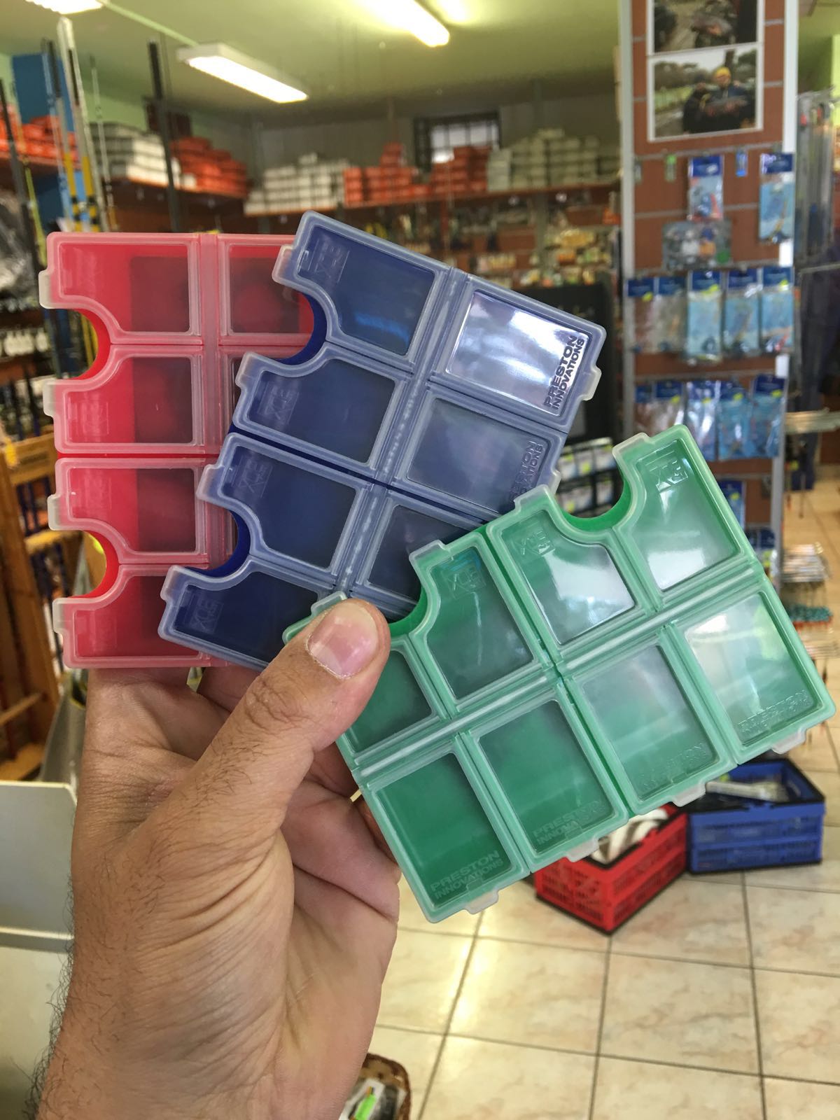 8 COMPARTMENT MAGNETIC HOOK BOX